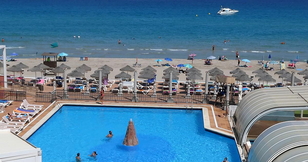 Indemnizan a un turista alemán tras quejarse de que en su hotel todas las tumbonas estaban reservadas con una toalla