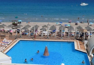 Indemnizan a un turista alemán tras quejarse de que en su hotel todas las tumbonas estaban reservadas con una toalla