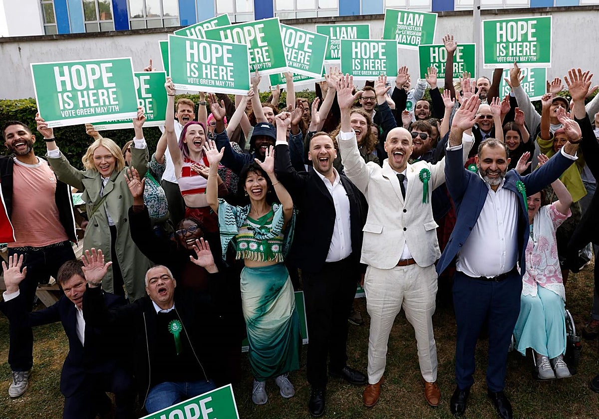 El líder del Partido Verde, Zack Polanski, en el centro y con chaqueta oscura, es el otro triunfador de estos comicios junto al ultraderechista Nigel Farage.