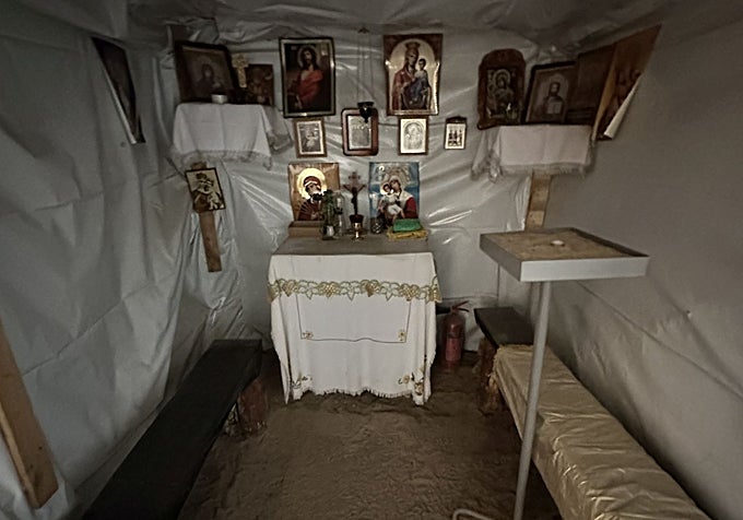 Se han instalado una capilla subterránea en el campamento donde está la unidad de este militar ucraniano.