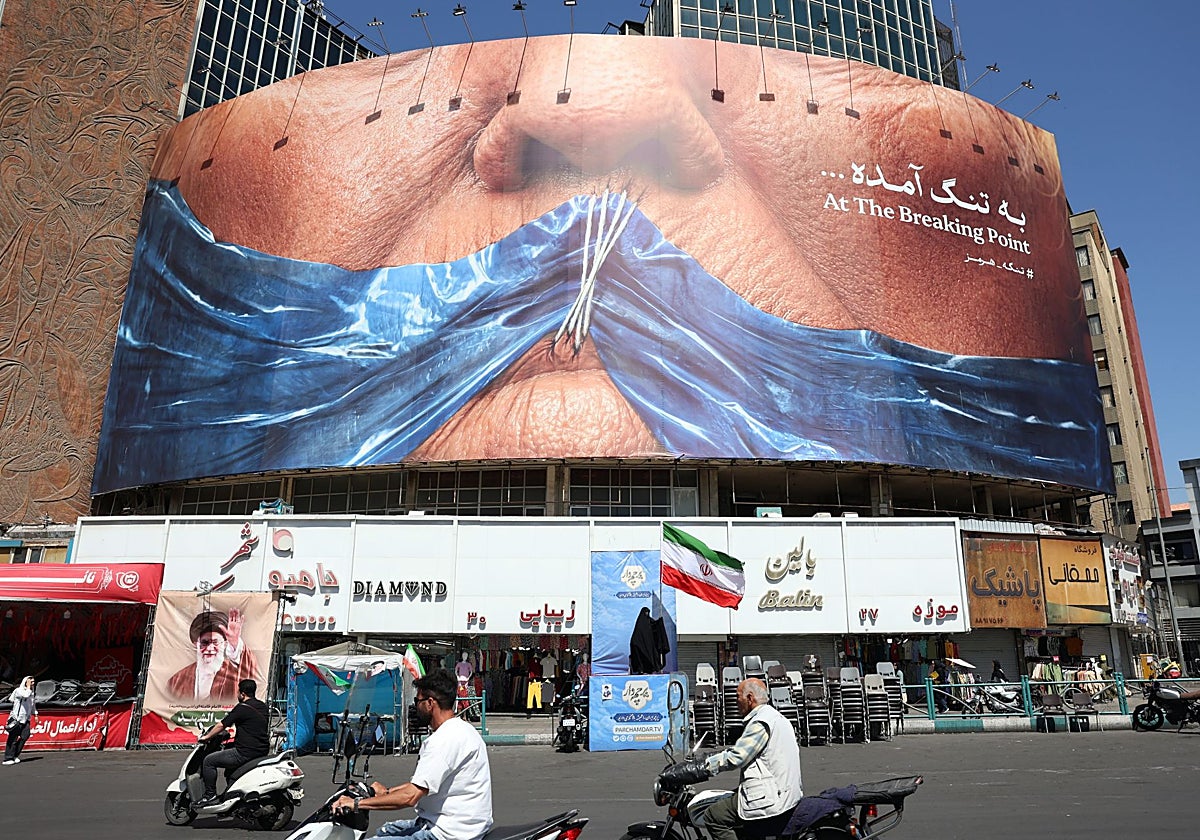 Cartel de la propaganda del régimen de Irán contra el presidente estadounidense, Donald Trump.