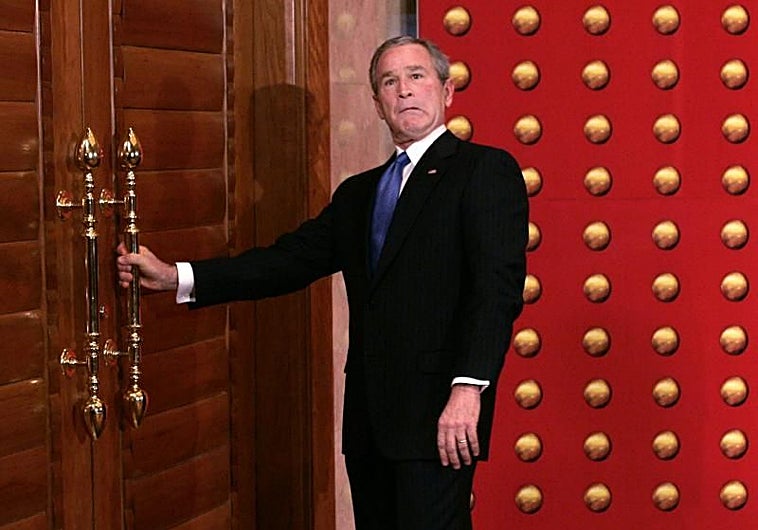 Imagen principal - George W. Bush bromeó cuando se equivocó de puerta tras una comparecencia ante la prensa en Pekín (primera foto). Trump fue recibido como un emperador en su primera visita a China, en 2017 (segunda foto). Obama despertó pasiones y hasta se vendieron camisetas con su rostro caracterizado como Mao: 'Oba Mao'.