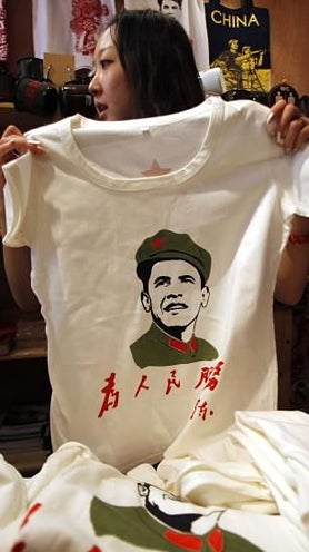 Imagen secundaria 2 - George W. Bush bromeó cuando se equivocó de puerta tras una comparecencia ante la prensa en Pekín (primera foto). Trump fue recibido como un emperador en su primera visita a China, en 2017 (segunda foto). Obama despertó pasiones y hasta se vendieron camisetas con su rostro caracterizado como Mao: 'Oba Mao'.