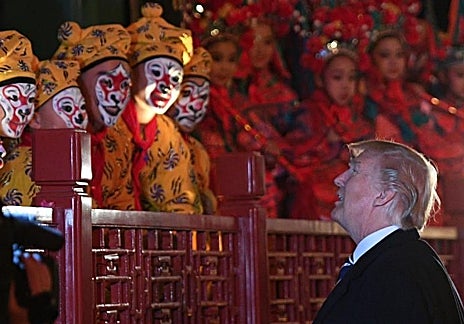 Imagen secundaria 1 - George W. Bush bromeó cuando se equivocó de puerta tras una comparecencia ante la prensa en Pekín (primera foto). Trump fue recibido como un emperador en su primera visita a China, en 2017 (segunda foto). Obama despertó pasiones y hasta se vendieron camisetas con su rostro caracterizado como Mao: 'Oba Mao'.