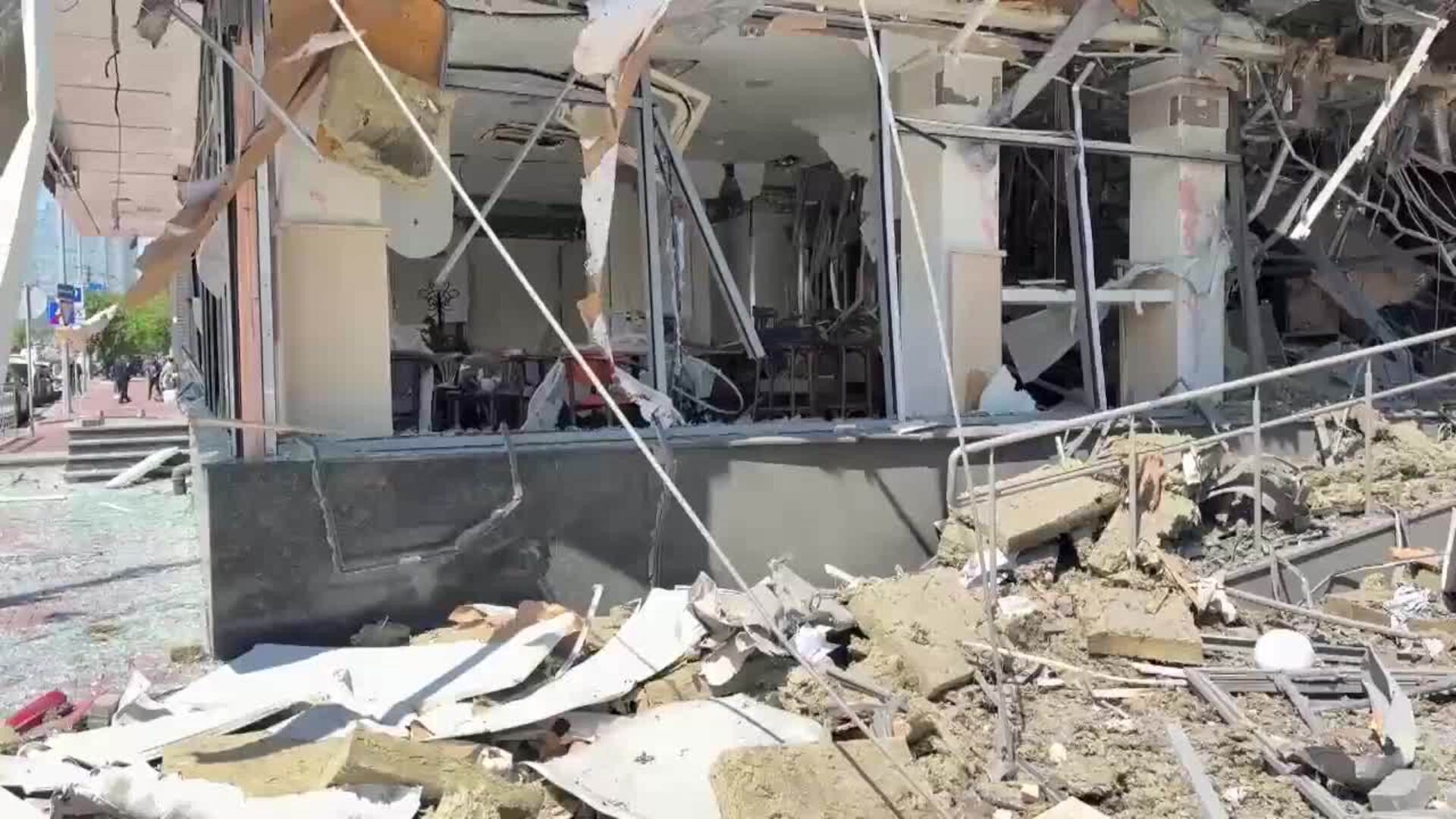 Al menos cinco muertos y 44 heridos en el ataque ruso masivo contra Kiev