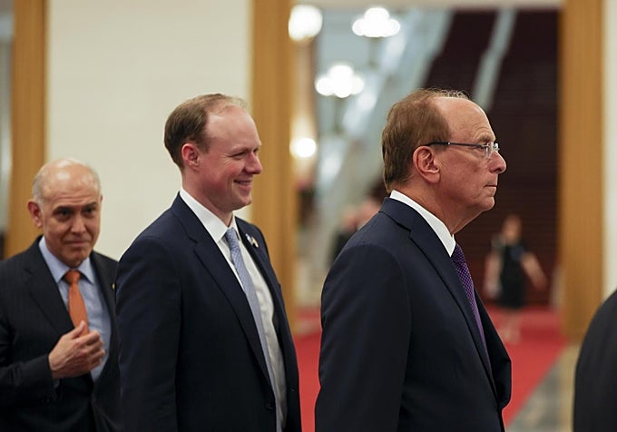 Larry Fink (a la derecha de la imagen) acude a la reunión de empresarios con el primer ministro chino, Li Qiang, en el Gran Palacio del Pueblo.