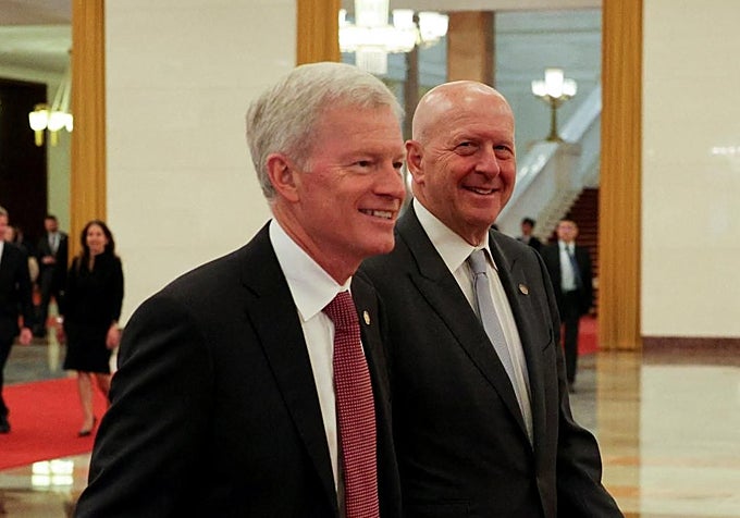 David Solomon, consejero delegado de Goldman Sachs, en segundo plano, junto al CEO de Cargill, Brian Sikes.