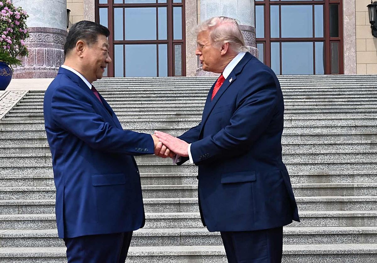 El presidente de China, Xi Jinping, estrechando la mano del líder estadounidense, Donald Trump