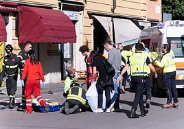 Un hombre atropella a una decena de personas en Módena y apuñala a otra en su huida