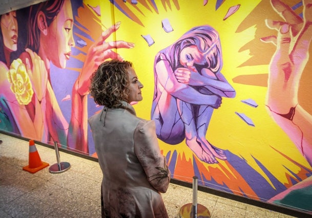 Bedoya hace entrega del mural 'Fragmentos que florecen', en la cárcel La Modelo, al ministro de Justicia Néstor Iván Osuna Patiño, en junio de 2024.