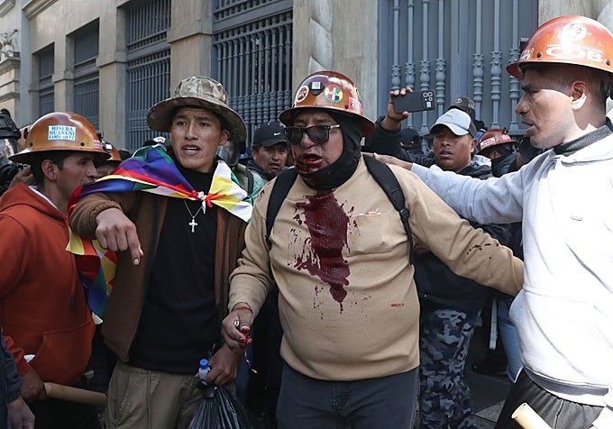 Un manifestante es herido en un enfrentamiento con la policía durante una protesta este lunes, en La Paz