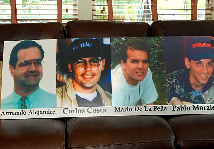 Imagen de los 4 fallecidos en 1996 al ser derribada su avioneta de Hermanos al Rescate por el régimen cubano
