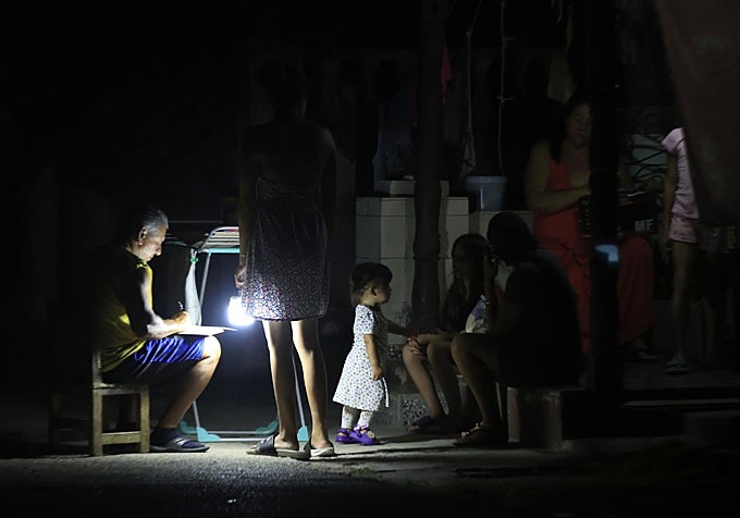 Un grupo de personas espera que regrese la luz en La Habana el pasado 15 mayo