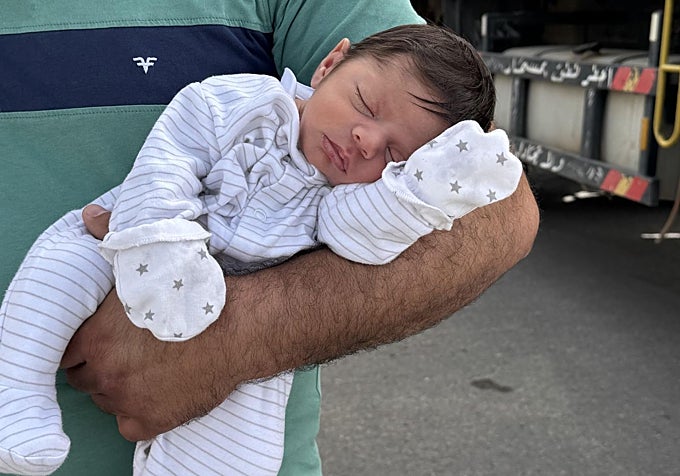 Charbel, de Rmeich, sostiene en brazos a su bebé de diez días.