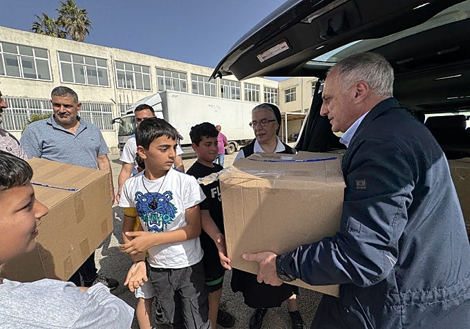 Distribución de paquetes preparados por alumnos de una escuela de Baskinta.