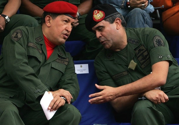 El expresidente venezolano Hugo Chávez, junto a quien fue su ministro de Defensa, Raúl Baduel.