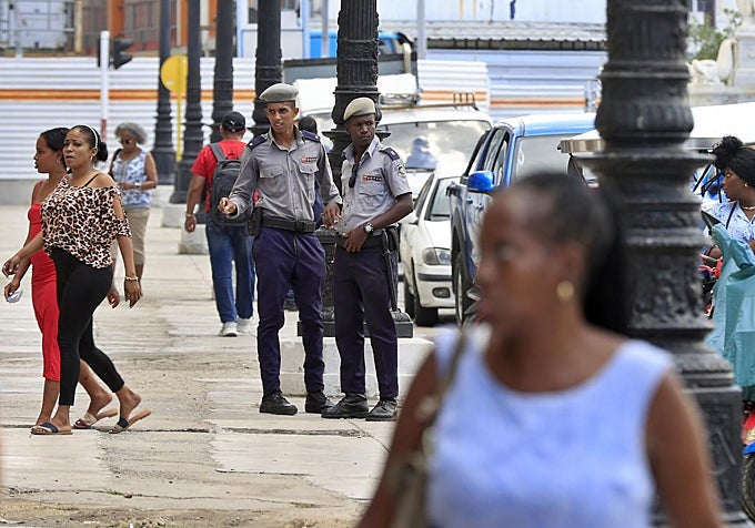 La Policía Nacional Revolucionaria de Cuba vigila las calles para impedir protestas.