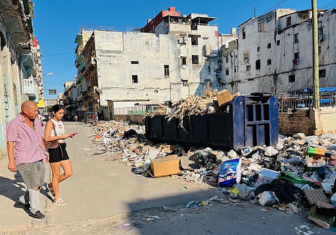 En la capital de la isla se respira un aire denso, y no solo por la acumulación de basura.