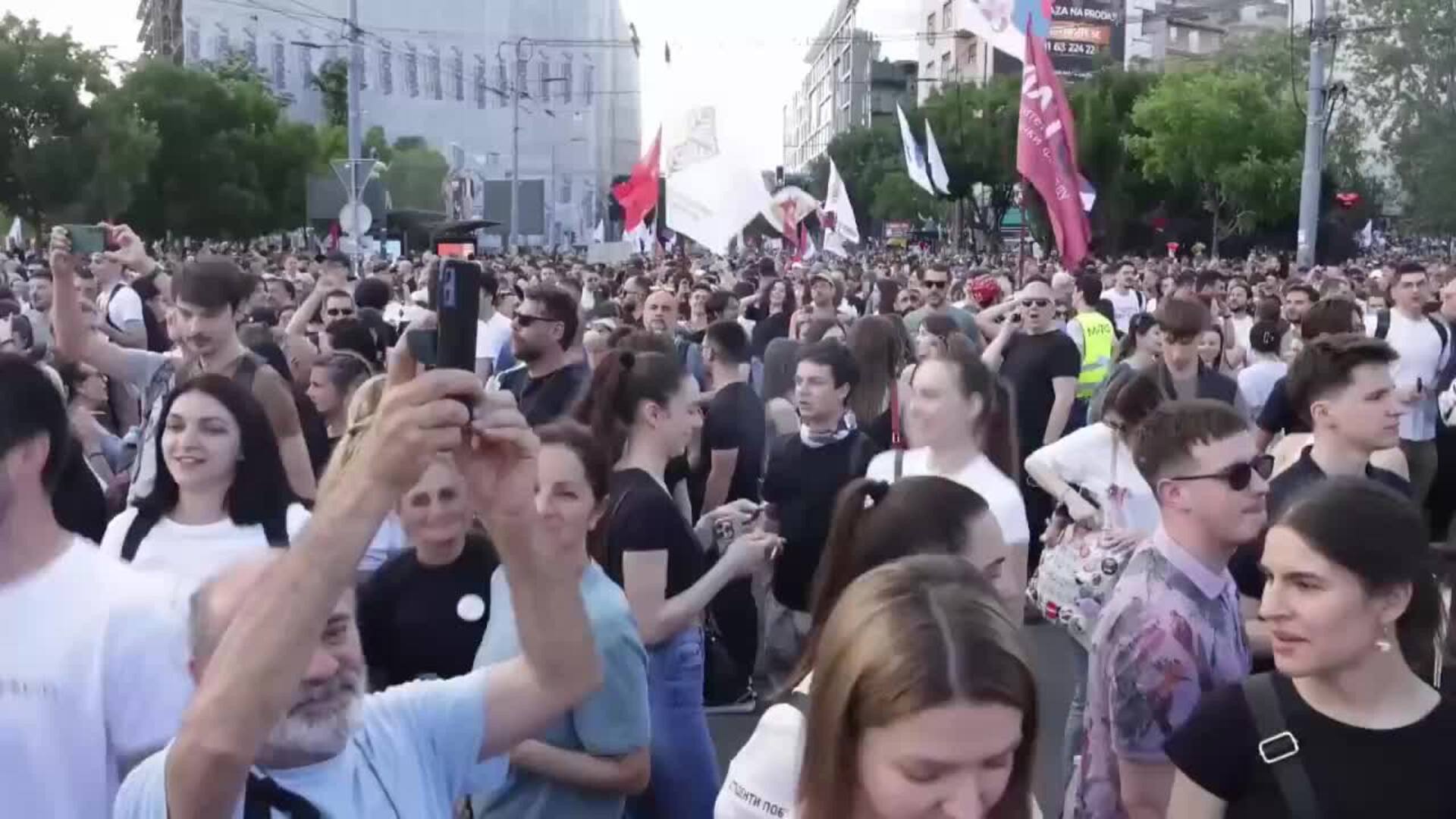 Decenas de miles protestan en Belgrado contra el Gobierno y se ...