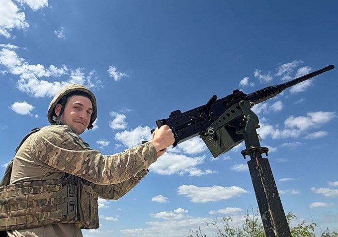 Mashinist empuña su ametralladora Browning M2 estadounidense, que data de antes de la Segunda Guerra Mundial.