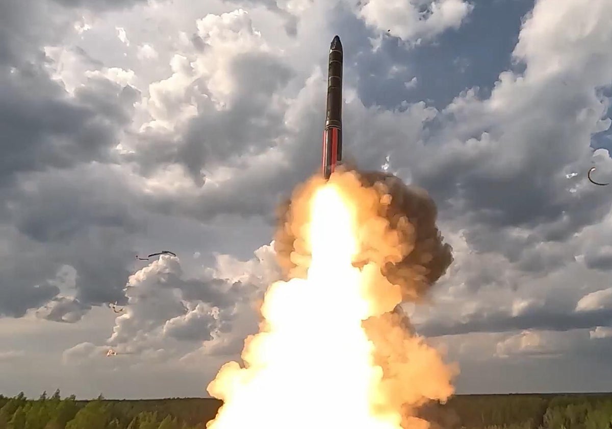 Lanzamiento de un misil Yars intercontinental durante unas maniobras militares nucleares de Rusia.