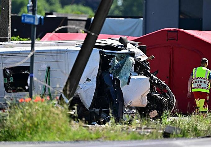 Minibús accidentado tras chocar con un tren en Bélgica