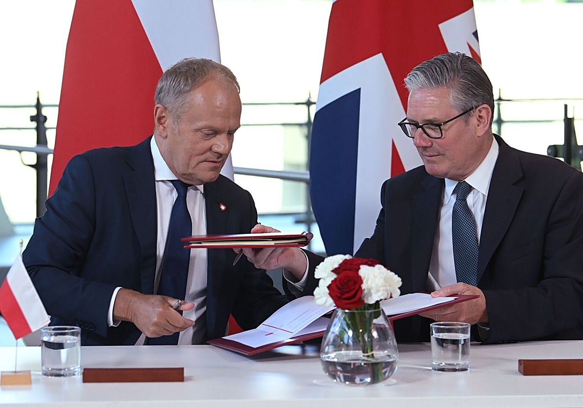 El primer ministro británico, Keir Starmer, junto su homólogo polaco, Donald Tusk, en Londres.