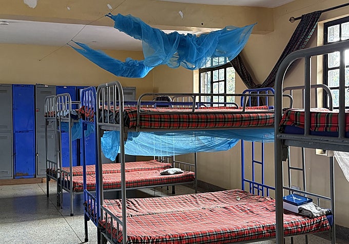 Un dormitorio de la escuela incendiada.