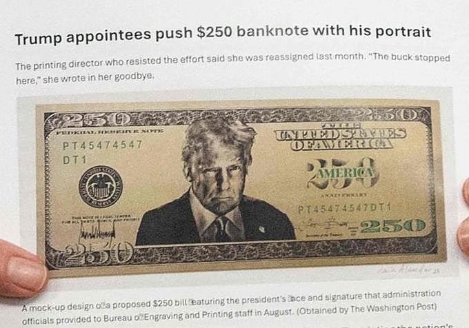 El secretario del Tesoro de Estados Unidos, Scott Bessent, muestra un billete de 250 dólares con la imagen del presidente Donald Trump