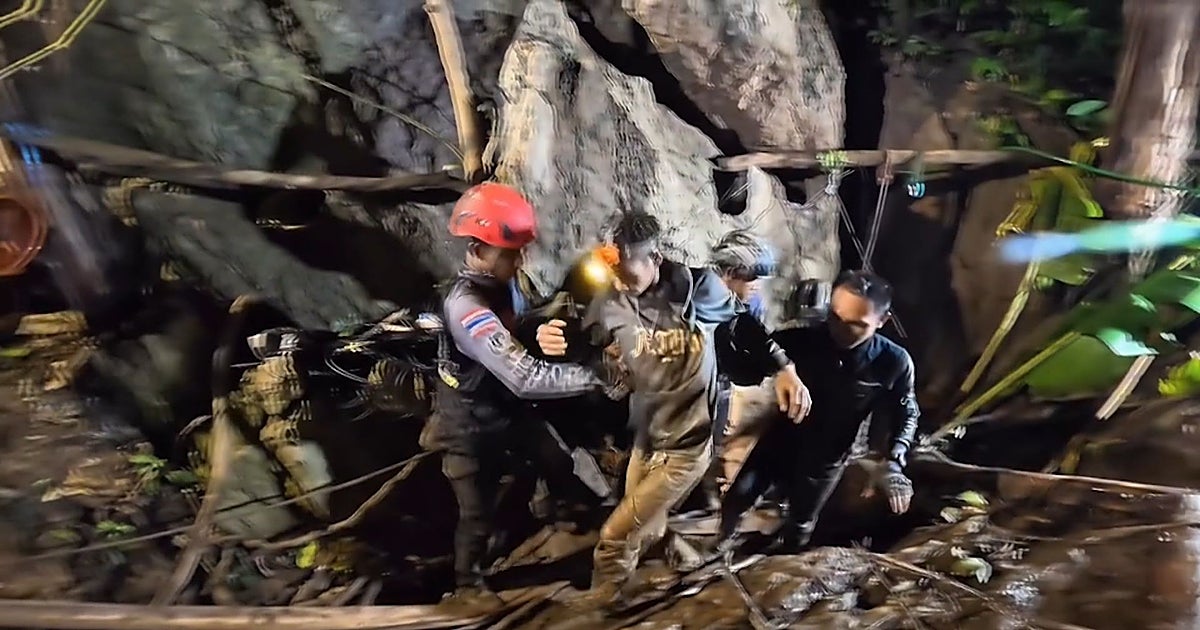 Rescatado uno de los atrapados en la cueva inundada de Laos
