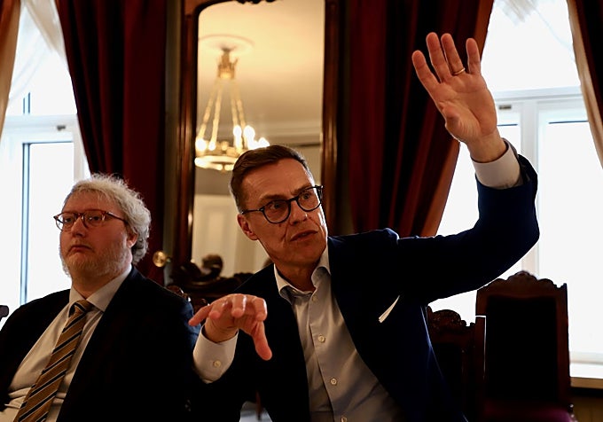 El presidente finés, Alexander Stubb, atiende a un grupo de medios extranjeros, entre ellos ABC.