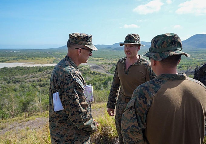 El general Francis L. Donovan (i), durante una inspección este viernes, en la Estación Naval estadounidense en la bahía de Guantanamo (Cuba)