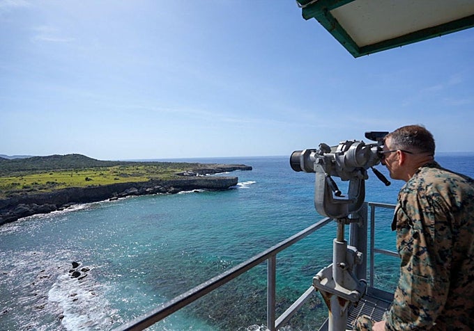 eL general Francis L. Donovan, durante una inspección este viernes, en la Estación Naval estadounidense en la bahía de Guantanamo