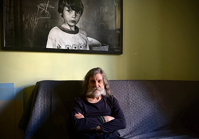 Oleksandr Glyadyelov posa junto al retrato de Vova en su apartamento de Kiev