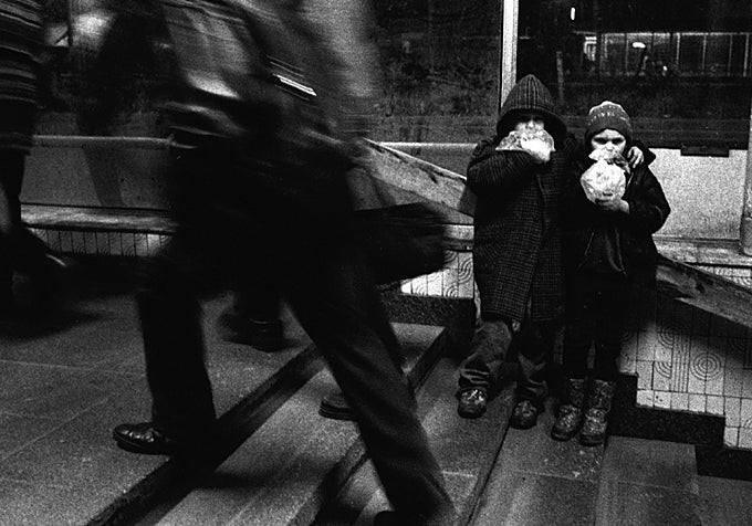 Los niños de la calle Zhenya y Vitya inhalan pegamento a la salida de la estación de metro. Kiev, 1996