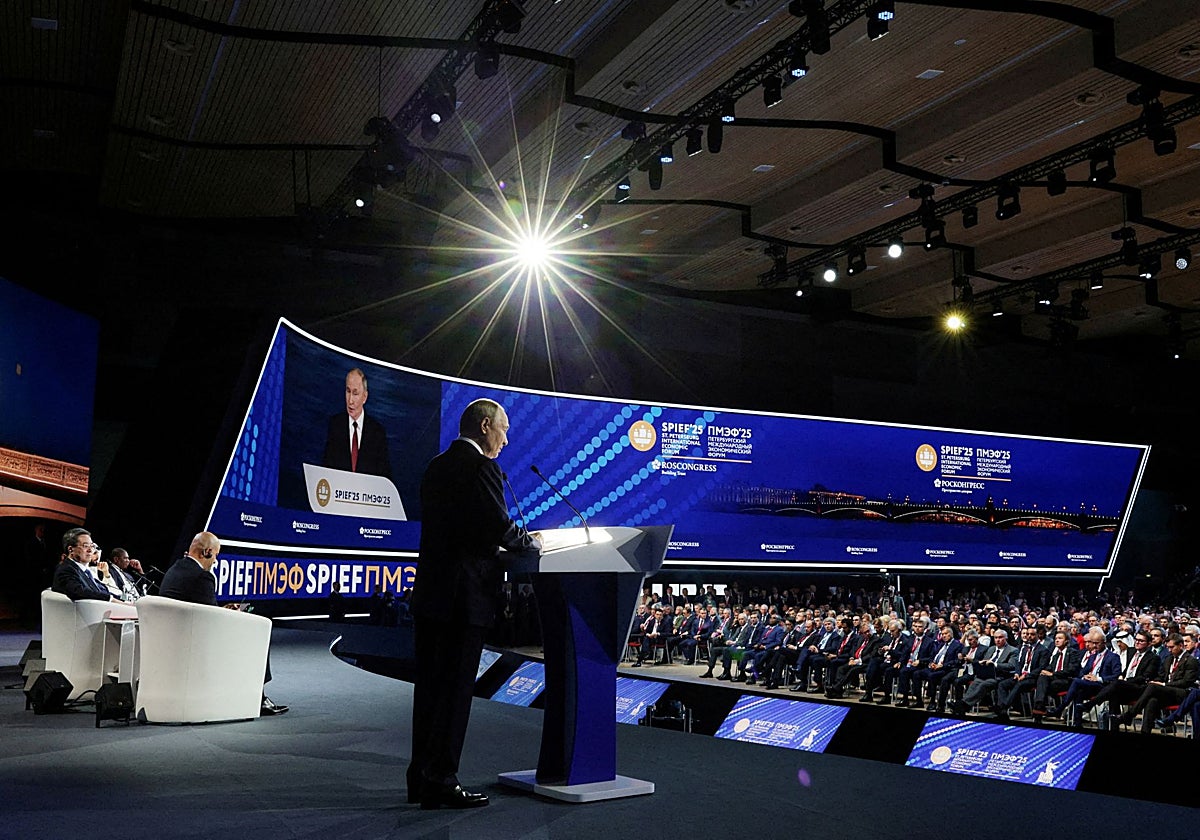 El presidente ruso, Vladímir Putin, en el anterior foro económico de San Petersburgo.