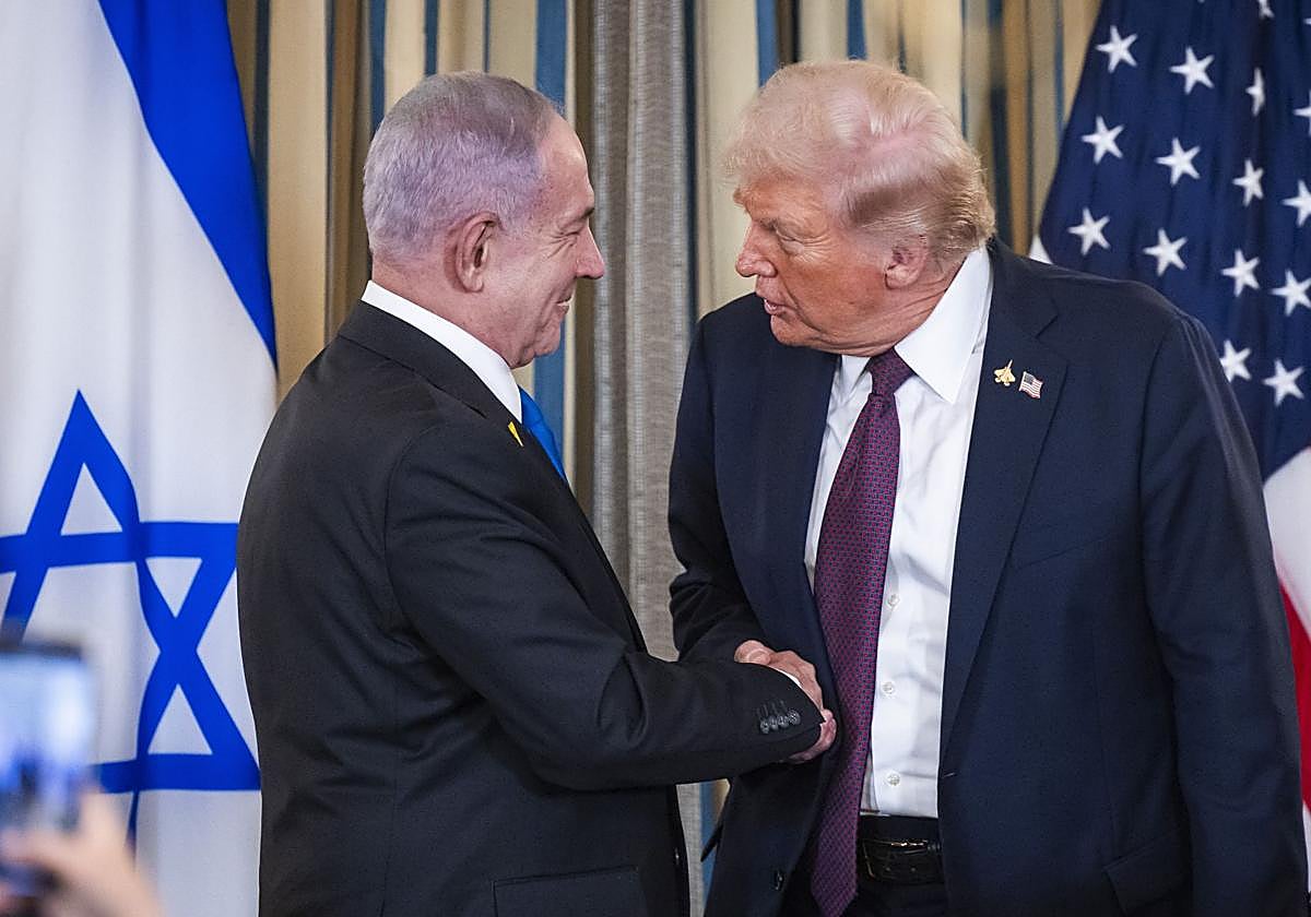 Trump estrecha la mano de Netanyahu tras una reunión en la Casa Blanca en septiembre de 2025.