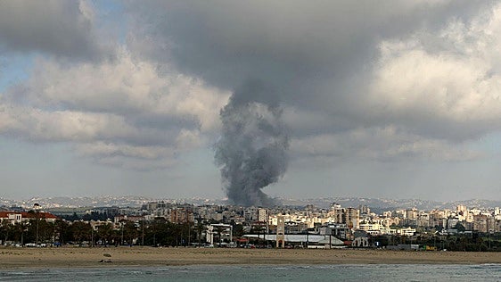 Una columna de humo sobre Líbano a causa de los ataques de Israel.