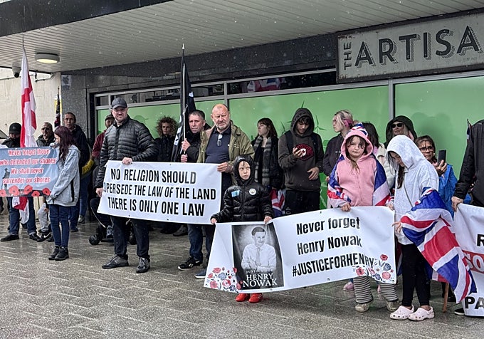 El sábado, una manifestación convocada por el grupo nacionalista Southampton Patriots combinó los actos de conmemoración del Día D con una vigilia en memoria del joven