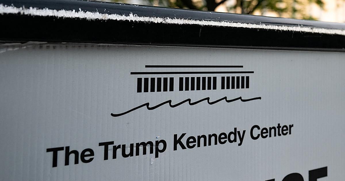 El Kennedy Center retira el nombre de Trump de su web tras u
