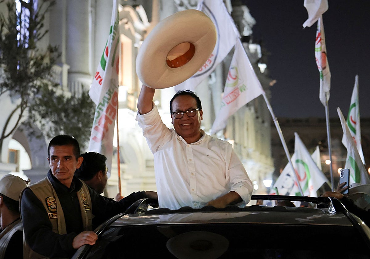 El candidato Roberto Sánchez celebrando los resultados electorales en las calles de Lima
