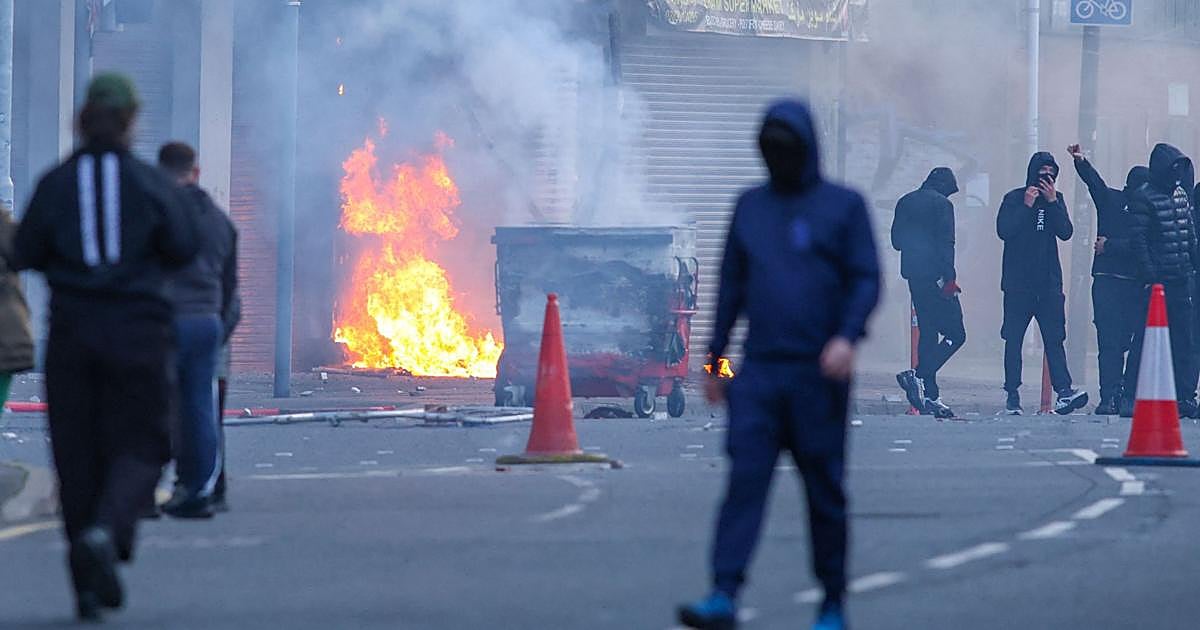 Manifestantes antiinmigración incendian Belfast tras el apuñ