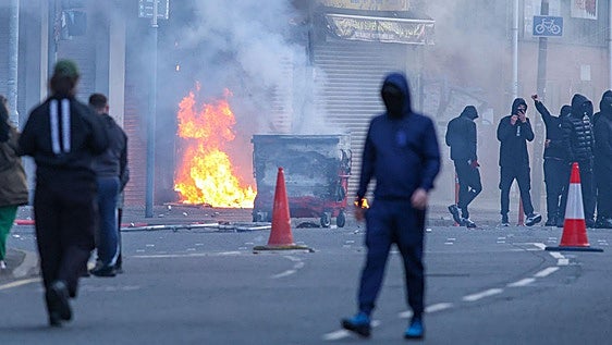 Nueva ola de disturbios contra la inmigración en Reino Unido tras el ataque de un refugiado sudanés a un hombre en Belfast