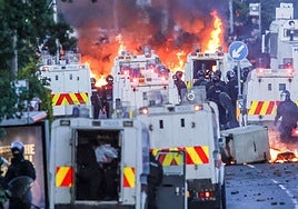 La Policía despliega cañones de agua en la segunda noche de disturbios en Belfast