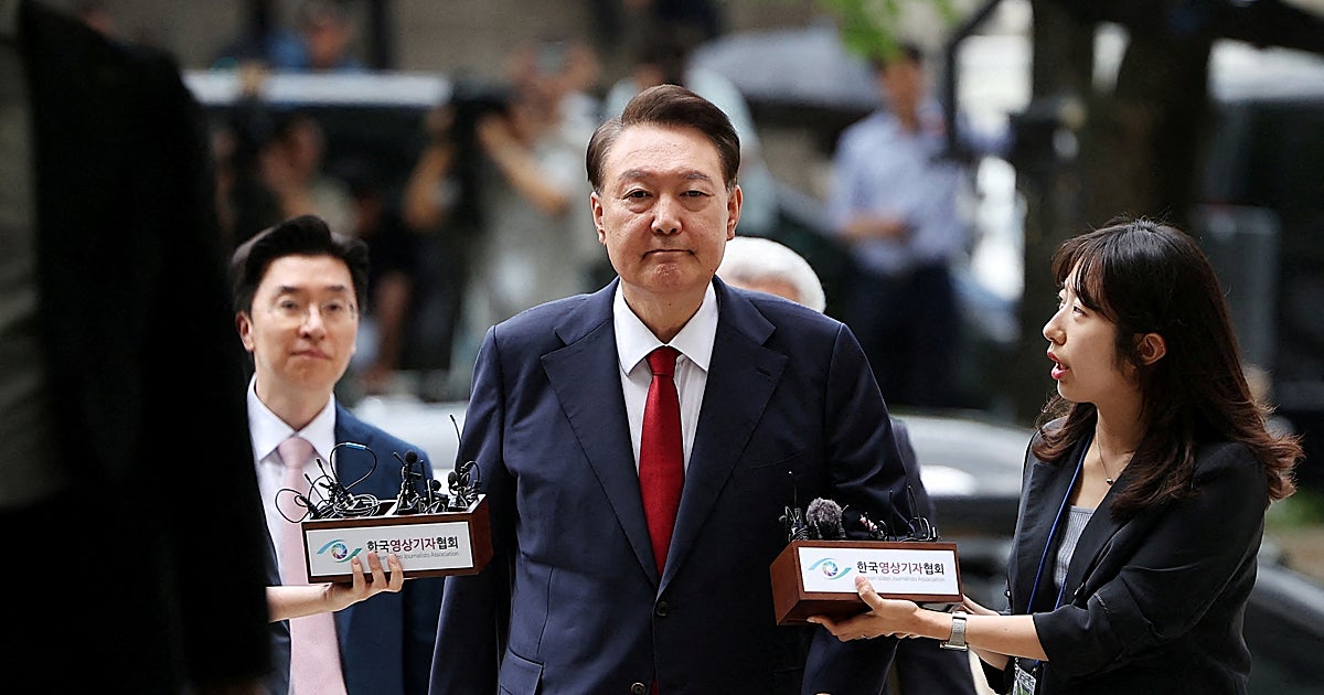 Condenan al expresidente surcoreano a 30 años de prisión por