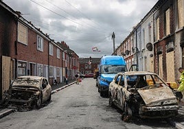 Tensión en Belfast: «Esto parece una zona de guerra, pero aquí vive gente normal»