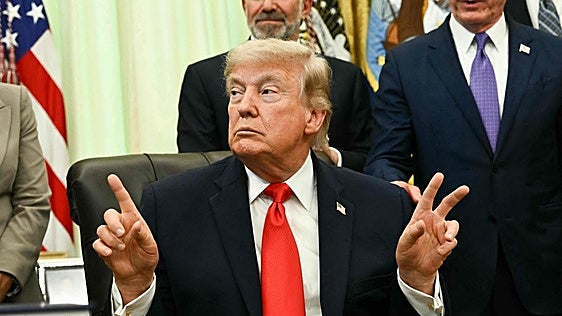 Trump sopla 80 velas en la jaula de lucha de la Casa Blanca