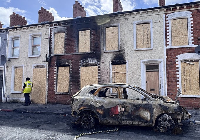 Los disturbios han dejado un reguero de coches calcinados y casas atacadas en Belfast.