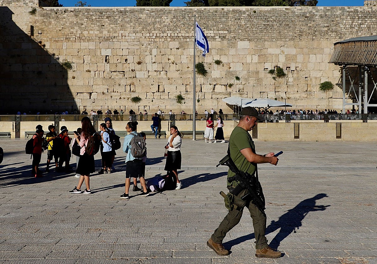 Un soldado con fusil al hombro patrulla en el Muro de las Lamentaciones de Jerusalén para impedir atentados islamistas.