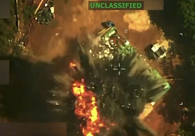La captura de pantalla de un video publicado por Donald Trump en su cuenta Truth Social, que demuestra el ataque mortal contra el líder del Tren de Aragua.